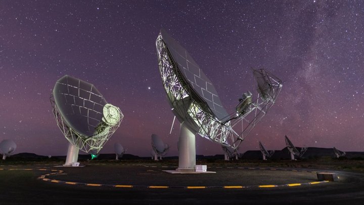 Radioteleskop MeerKAT in Südafrika | Bildquelle: South African Radio Astronomy Observatory (SARAO) Mehrere Parabolantennen unterm Sternenhimmel