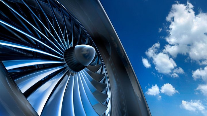 Flugzeugturbine | Bildquelle: peterschreiber.media/iStock Das Foto zeigt einen Teil einer Flugzeugturbine vor dem Himmel mit Wolken.