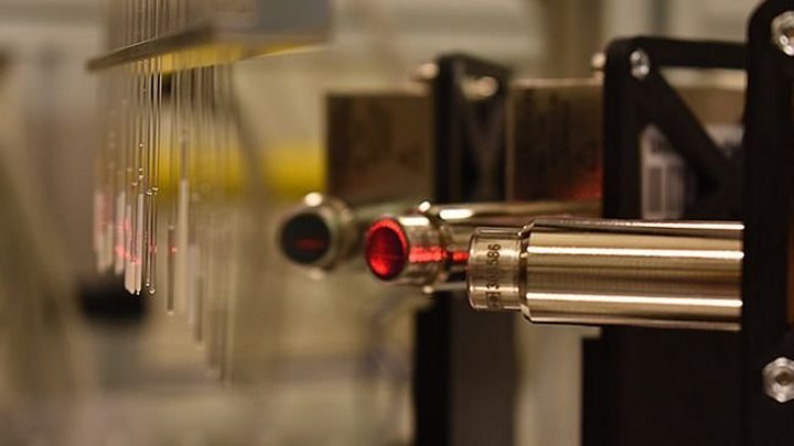 Neuartiges Bildgebungsverfahren | Bildquelle: Universität Hamburg Rechts im Bild sind drei zylindrische Metallstücke, Links dünne durchsichtige oben runde unten abgeflachte Röhren.